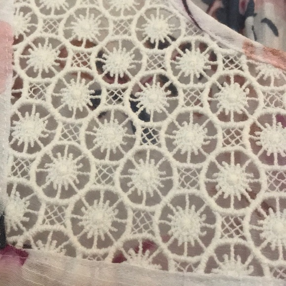 🌺Liz Claiborne Sleeveless Floral Top🌺 - Picture 3 of 6